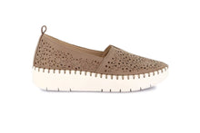 Carica l'immagine nel visualizzatore di Gallery, Grunland Slip On Donna Camoscio Taupe