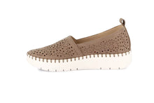 Carica l'immagine nel visualizzatore di Gallery, Grunland Slip On Donna Camoscio Taupe